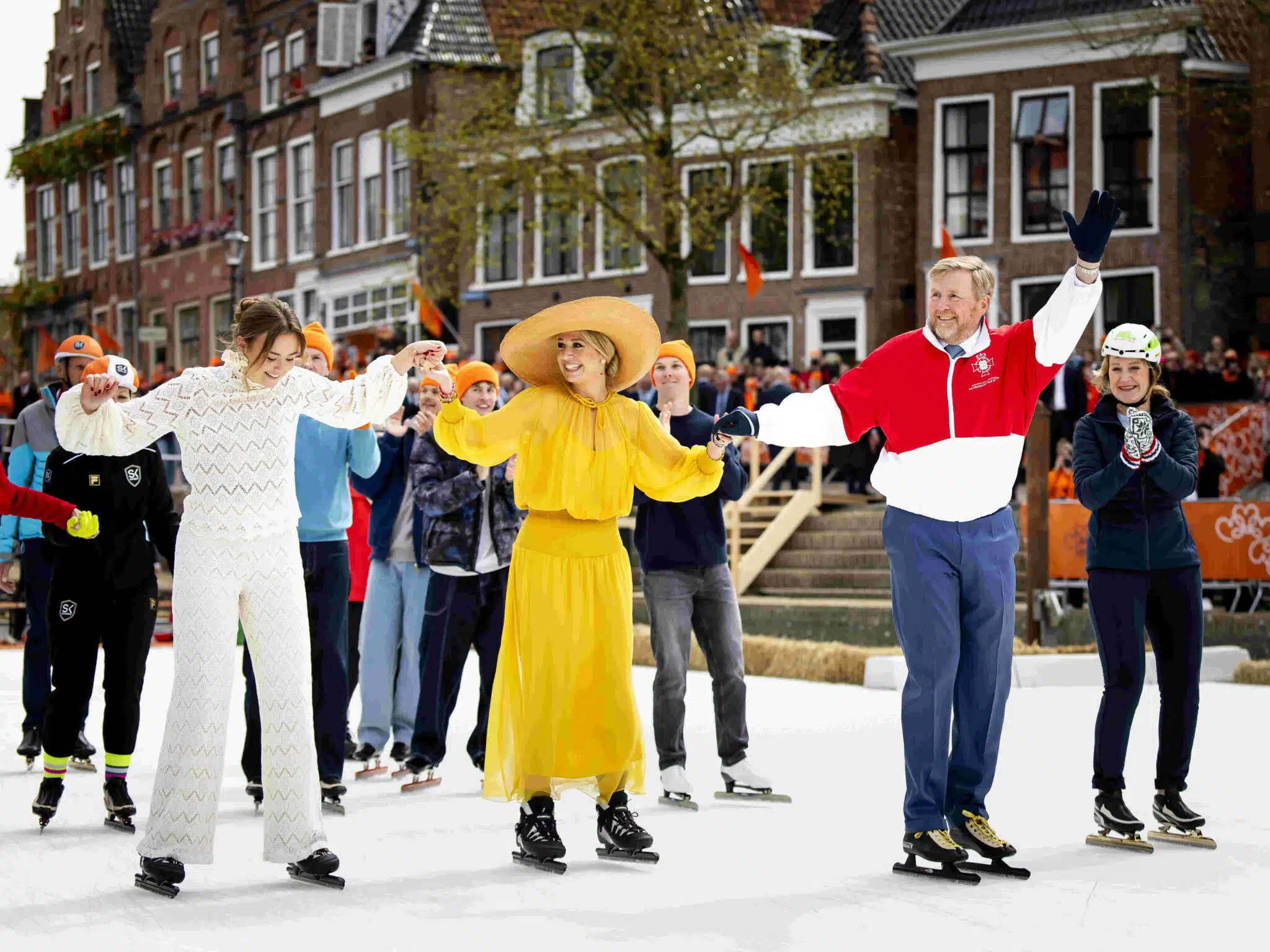Koning Willem-Alexander en koningin Máxima schaatsen op de ijsbaan Ice-World in Dokkum tijdens Koningsdag