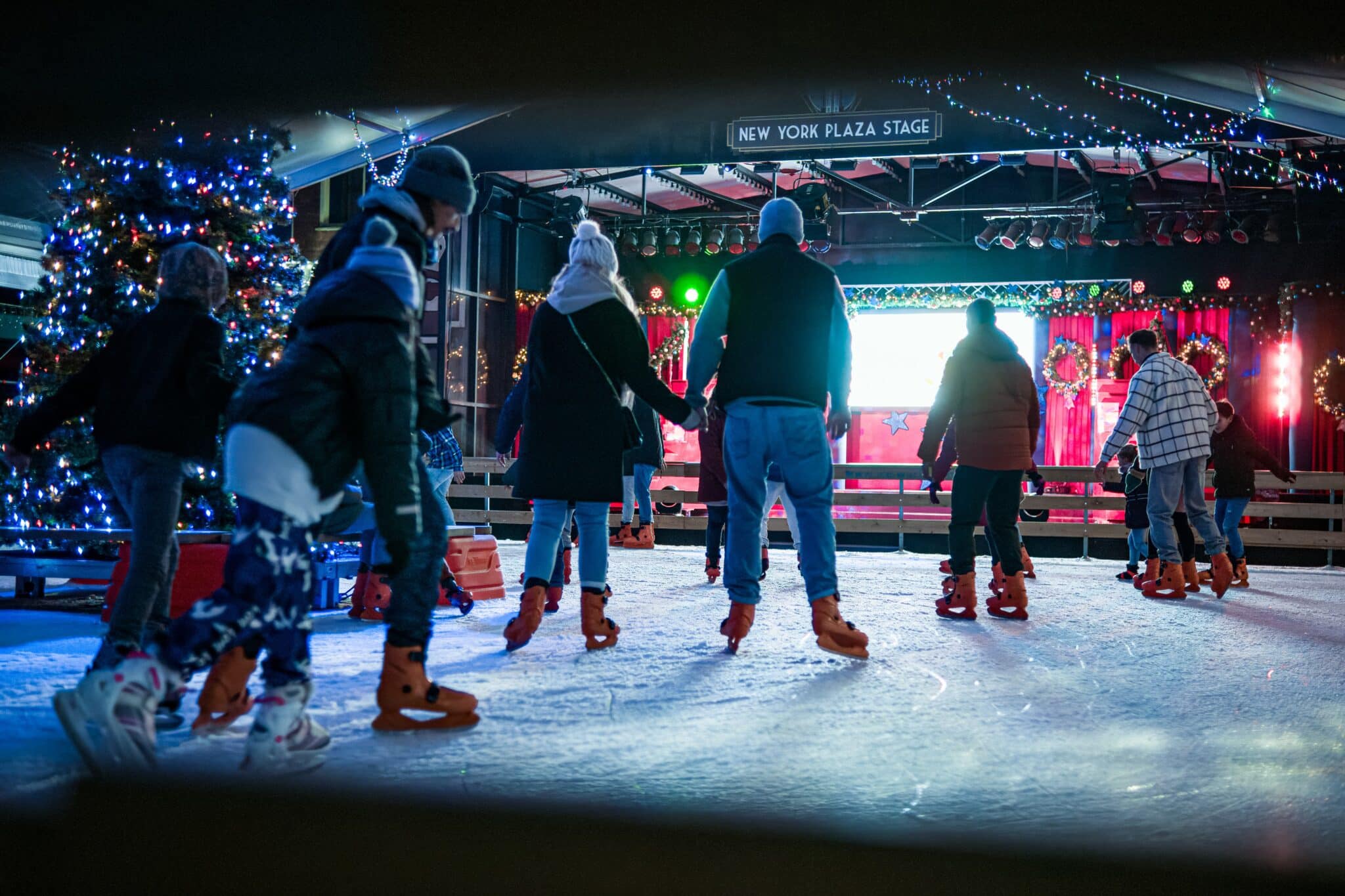 Mobile Eisbahn während des Winterevents „Hollywood Christmas“ im Movie Park Germany